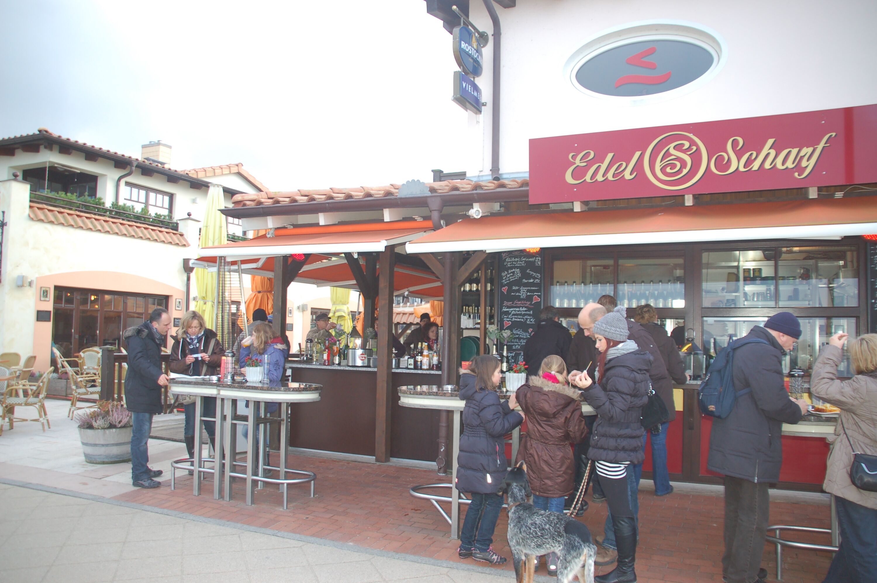 Absoluter Kult: Currywurst und Sekt direkt am Kühlungsborner Strand - ganzjährig geöffnet (im Winter Glühaperol und Co.)