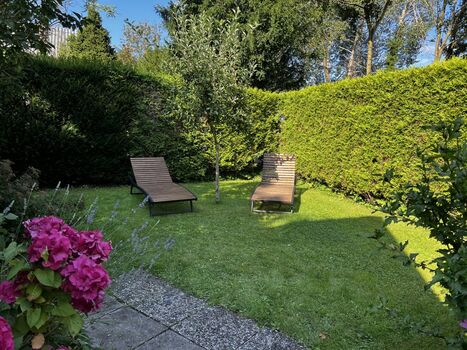 Sonnenliegen im Garten