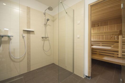 Sauna mit Dusche