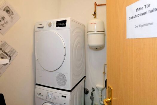 Wirtschaftraum mit Waschmaschine und Trockner