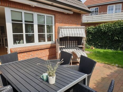 Terrasse mit Strandkorb