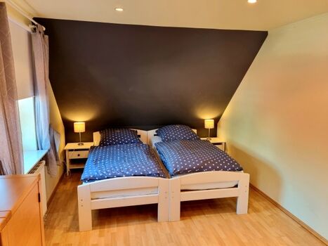 2tes Schlafzimmer mit Doppelbett 