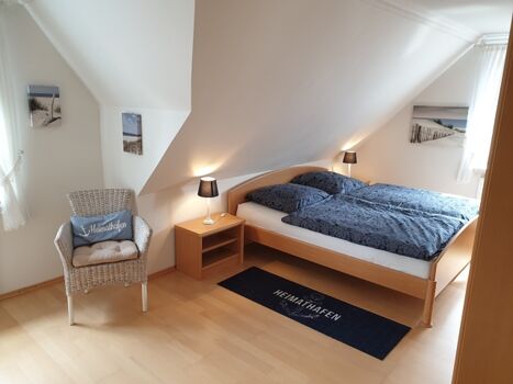 großes Schlafzimmer mit DB 