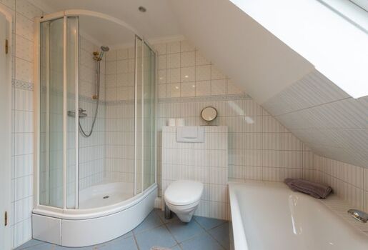 Blick auf die Dusche im großen Vollbad - OG