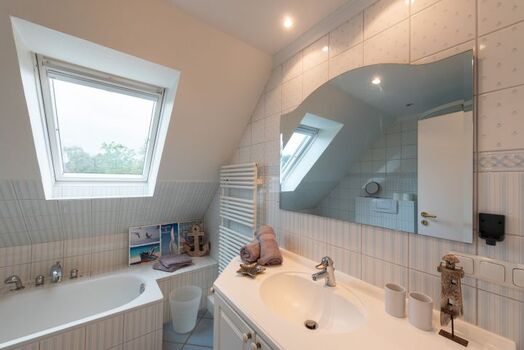 großes Vollbad mit Wanne 