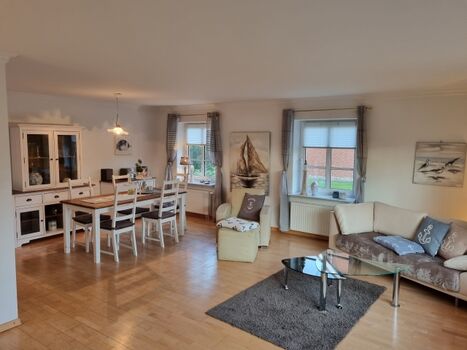 großzügiges Wohnzimmer