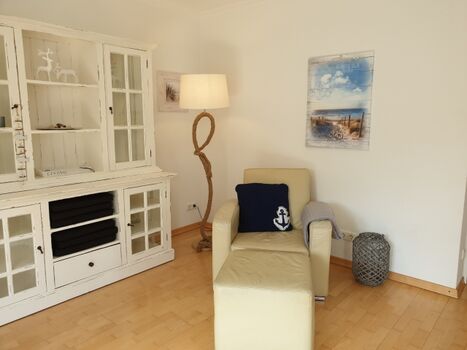 Sitzecke mit Stehlampe im Wohnzimmer