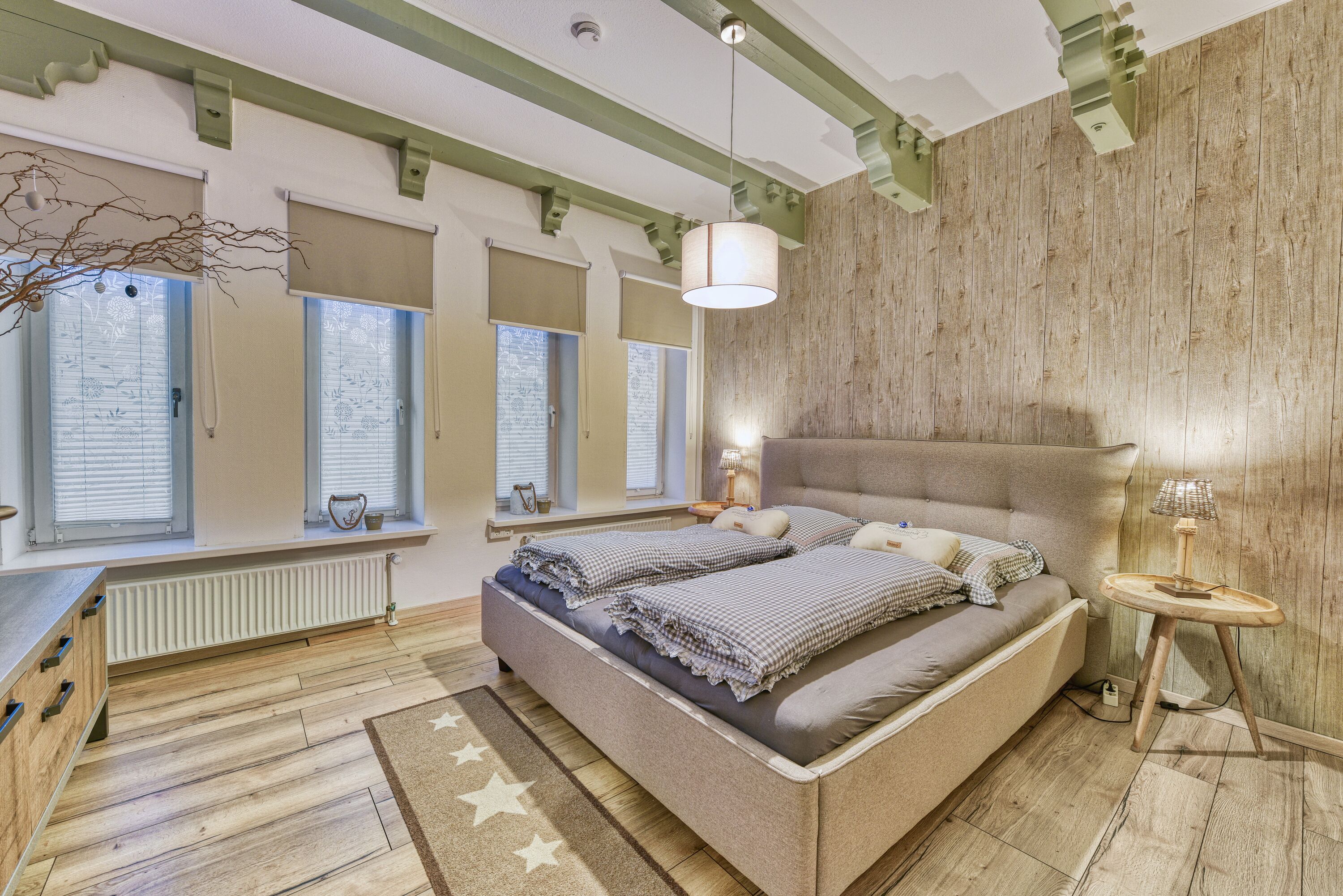 Schlafzimmer mit Doppelbett und TV