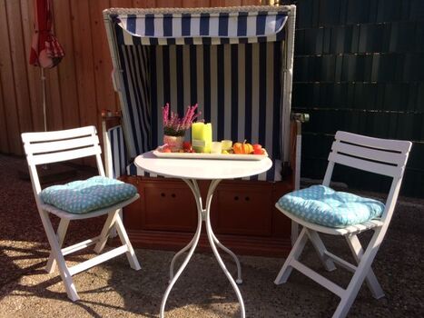 gemütlicher Strandkorb mit 2 Stühlen