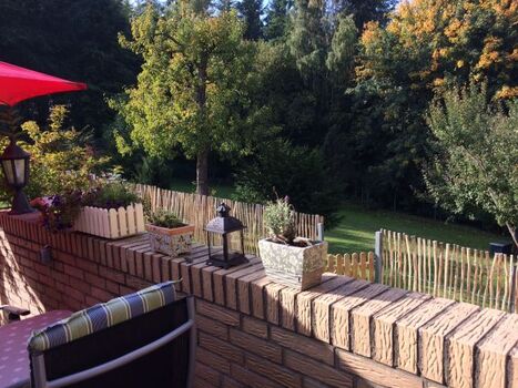 Terrasse Ausblick zum Waldgrundstück