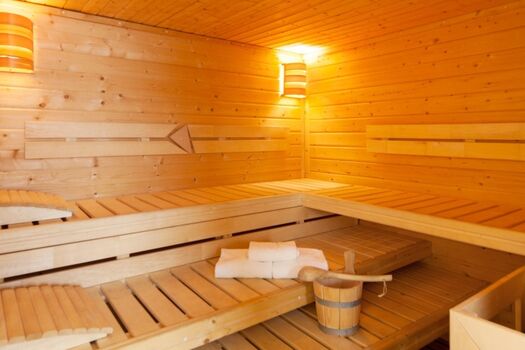 Wellnessbereich mit Sauna im Souterrain
