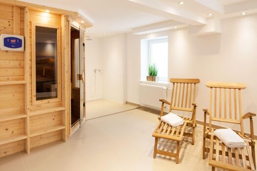 Wellnessbereich mit Sauna im Souterrain