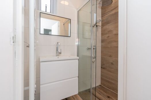 Badezimmer mit Dusche und Badmöbel