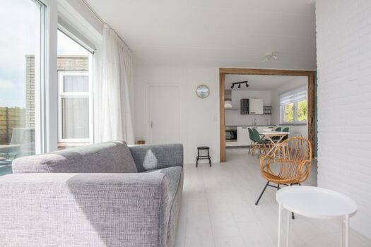 Das geschmackvoll eingerichtete, helle Wohnzimmer