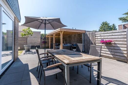 Die sonnige Terrasse mit Gartengruppe