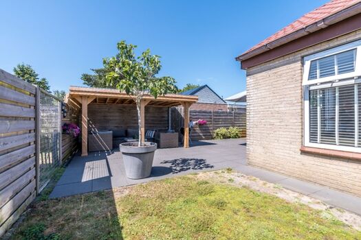 Der sonnige Garten mit Veranda