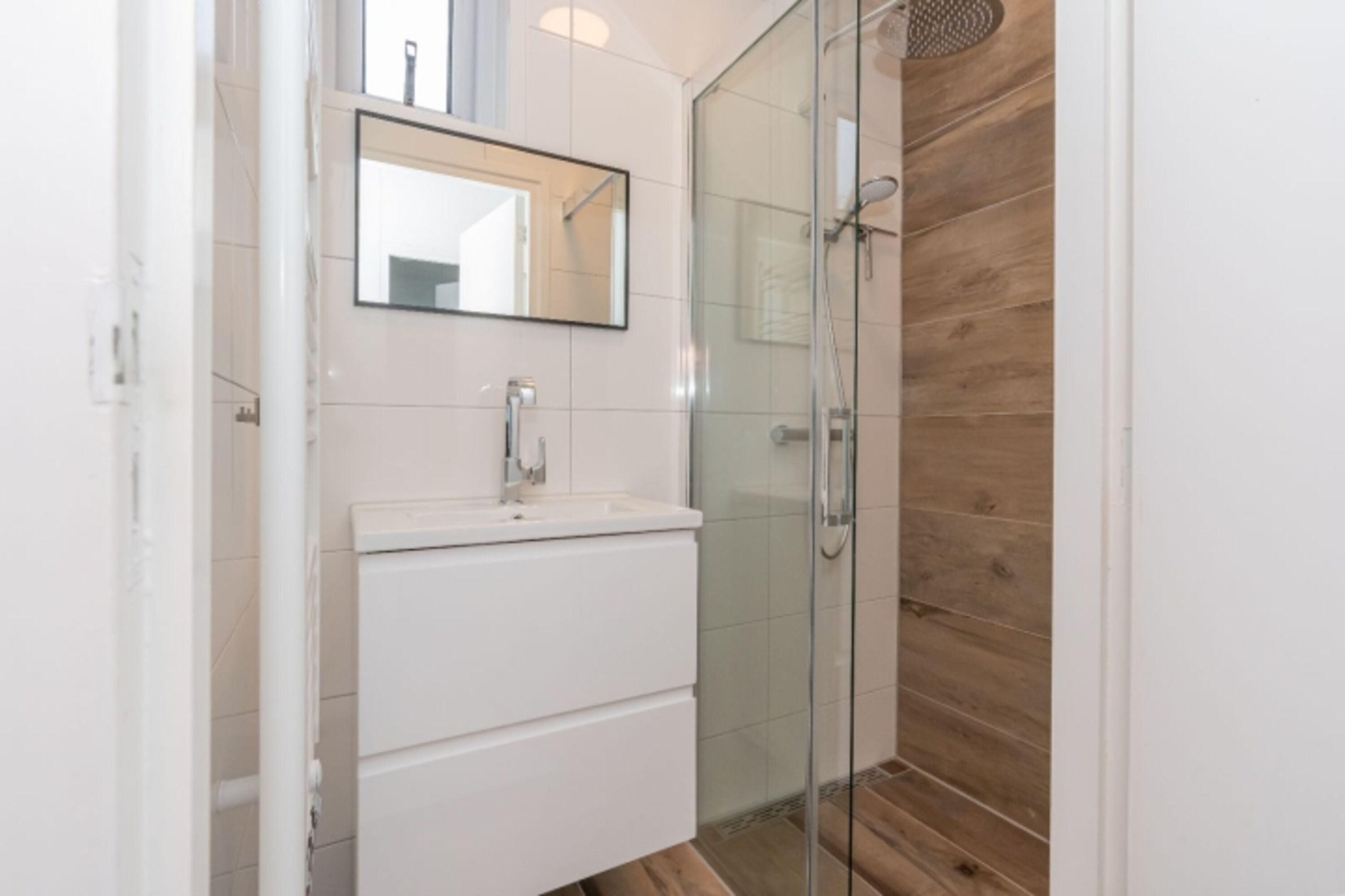 Badezimmer mit Dusche und Badmöbel