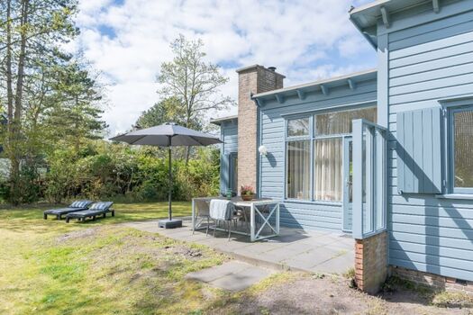 Der sonnige Garten mit Terrasse