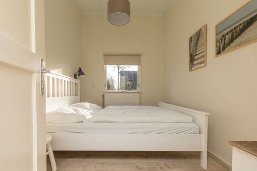 Schlafzimmer 1 mit Doppelbett und Kleiderschrank