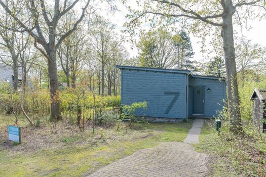 Die Vorderansicht mit Parkplatz auf eigenem Gelände