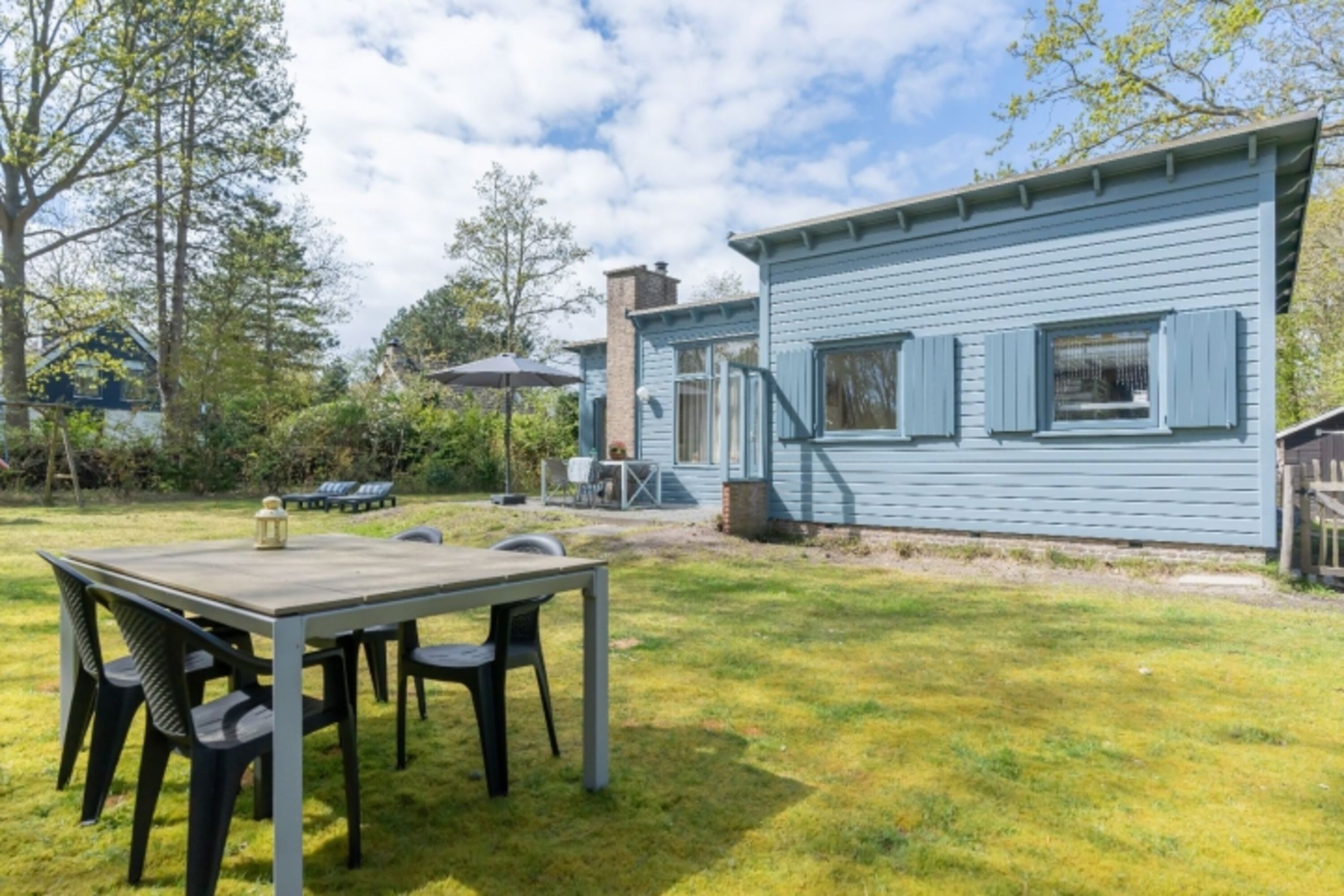 Der sonnige Garten mit Terrasse