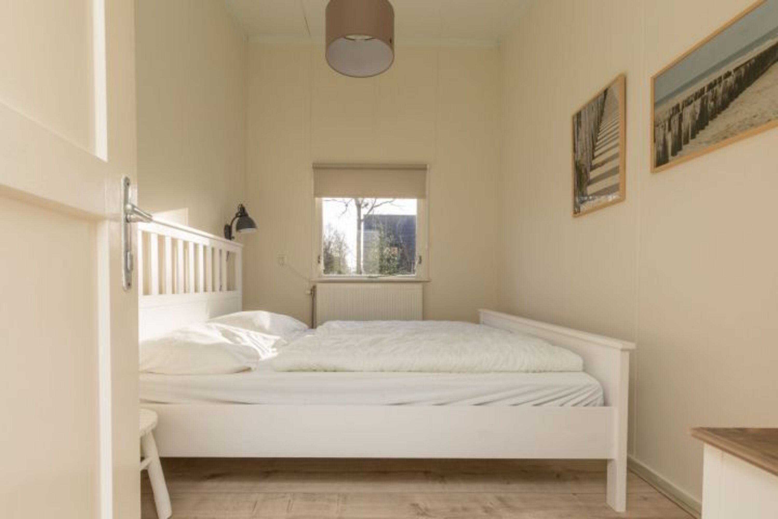 Schlafzimmer 1 mit Doppelbett und Kleiderschrank