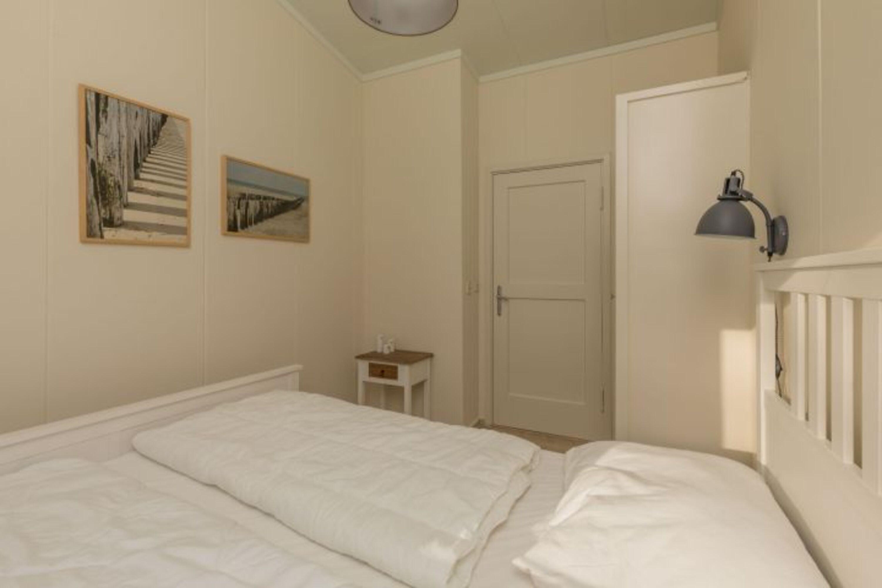 chlafzimmer 1 mit Doppelbett und Kleiderschrank
