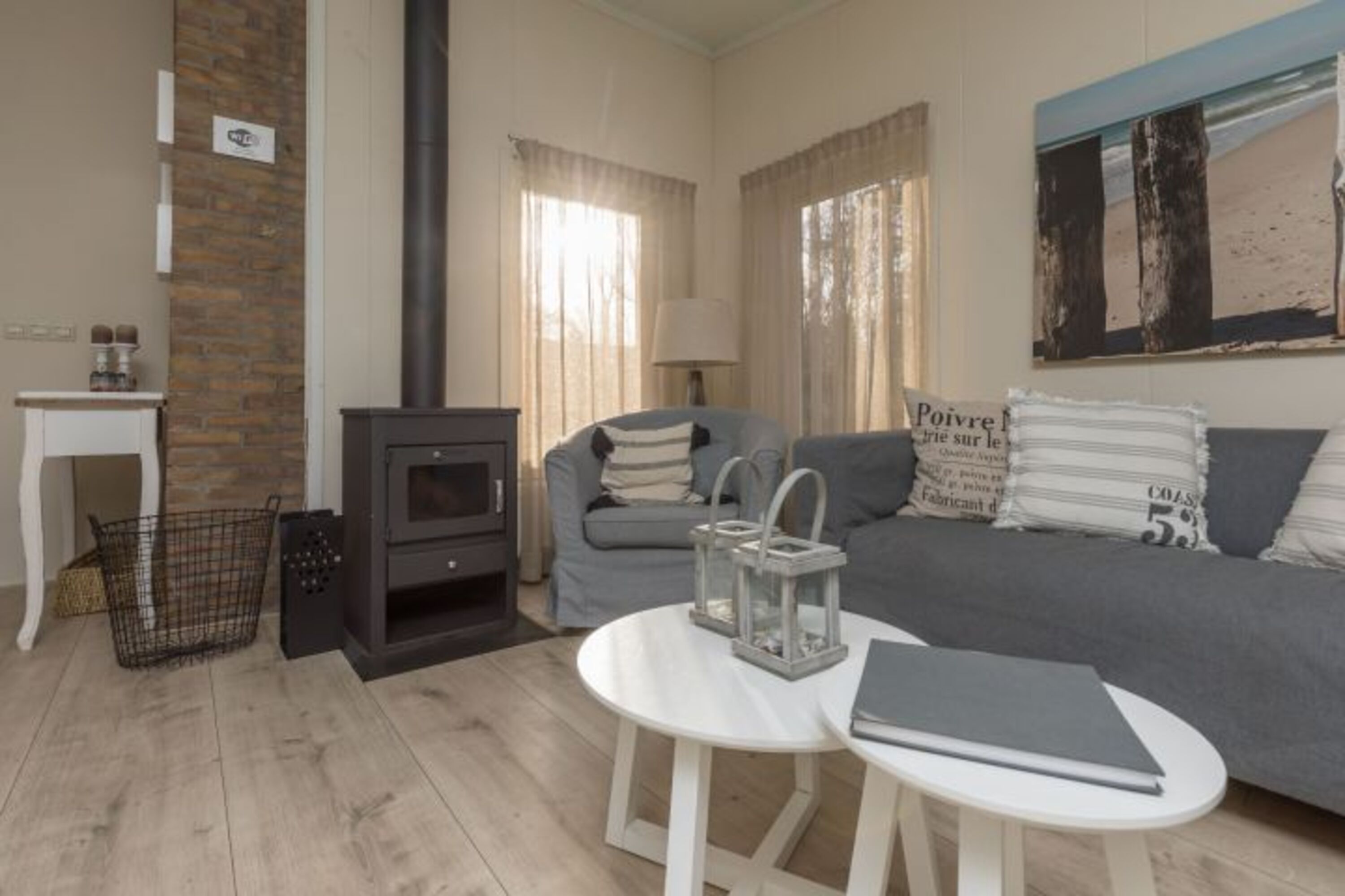 Sitzecke mit Fernseher und Holzkamin