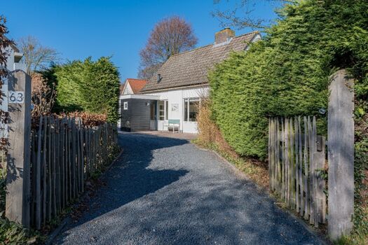 Die Einfahrt mit Schuppen für Fahrräder