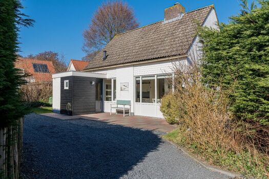 Das Haus hat zwei Terrassen mit Gartenmöbeln