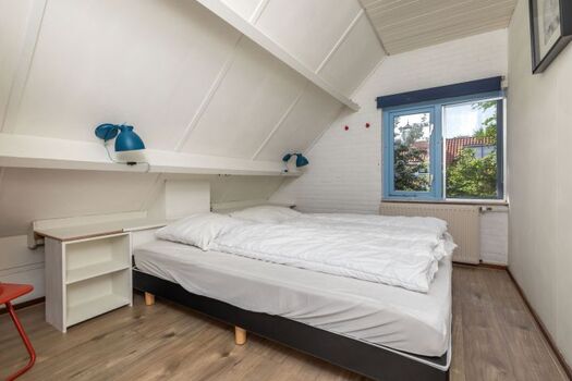 Schlafzimmer 2 mit Doppelbett und Kleiderschrank