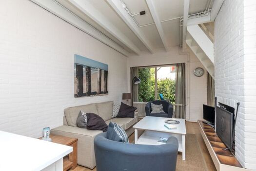 Das helle Wohnzimmer mit Kamin