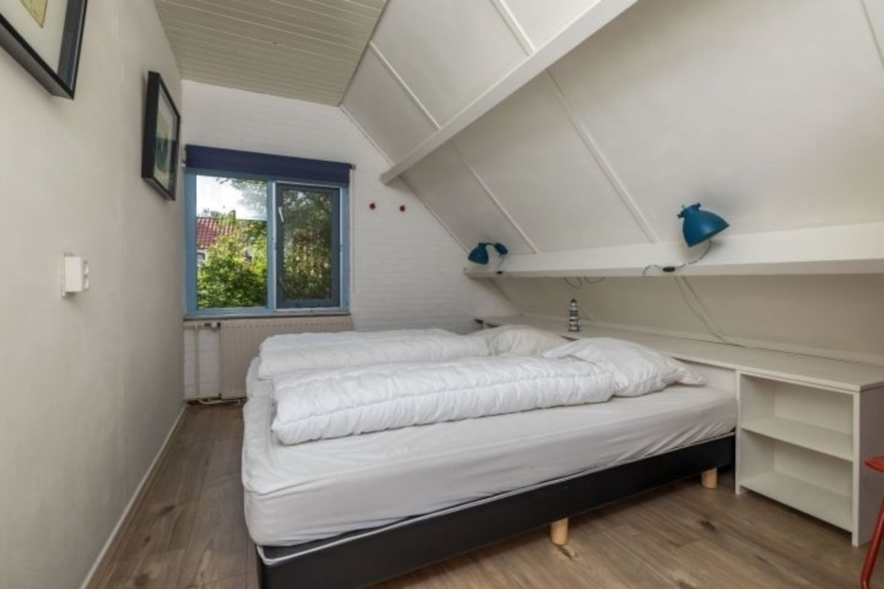 Schlafzimmer 3 mit 2 Einzelbetten und Kleiderschrank