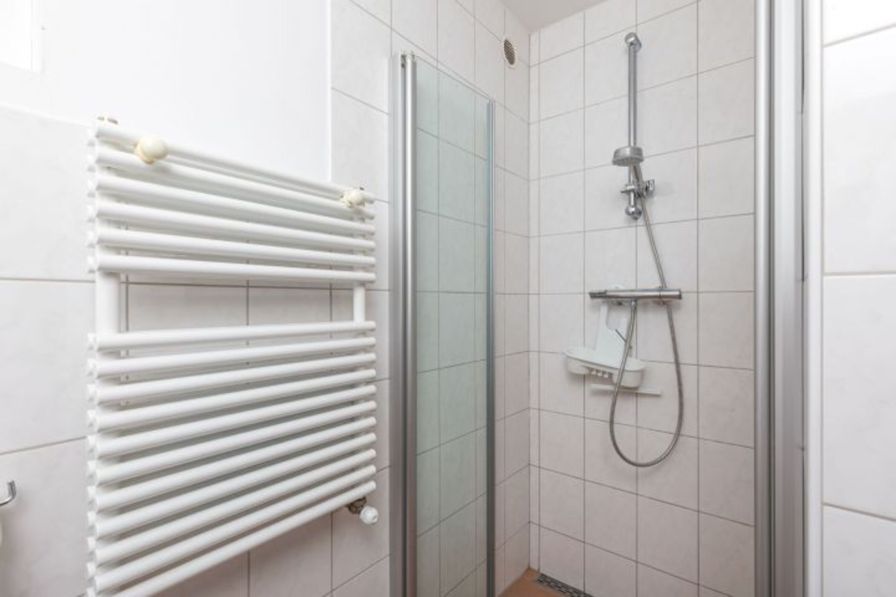 Badezimmer 2 mit Dusche und Toilette