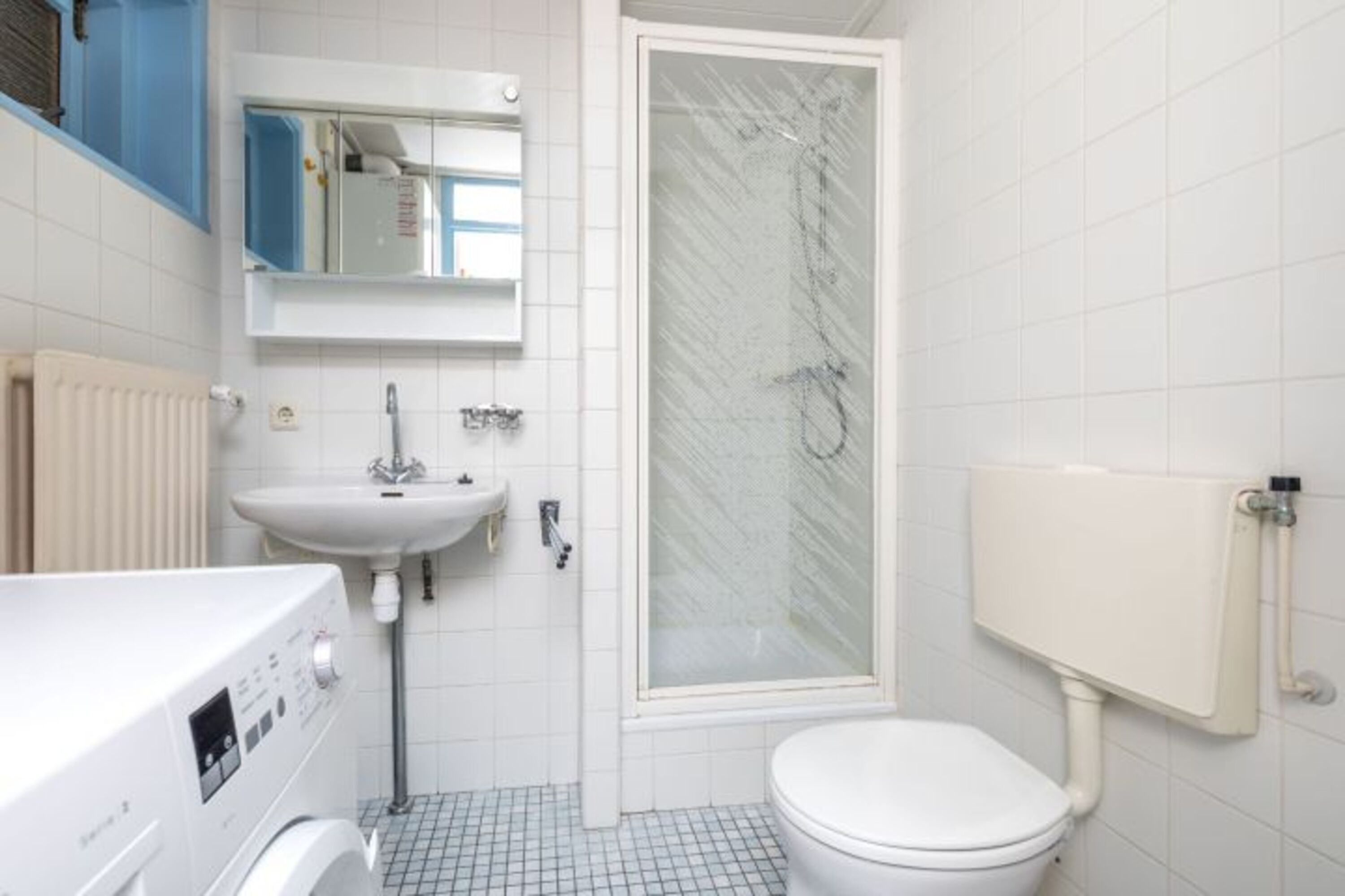 Badezimmer 1 mit Dusche, Toilette und Waschmaschine