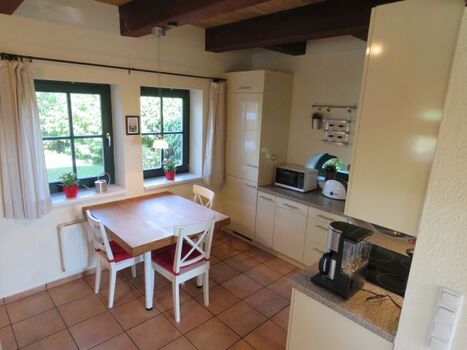 Küchen mit Bistrotisch