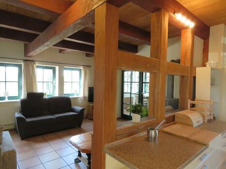 Blick von der Küche in den Wohnraum