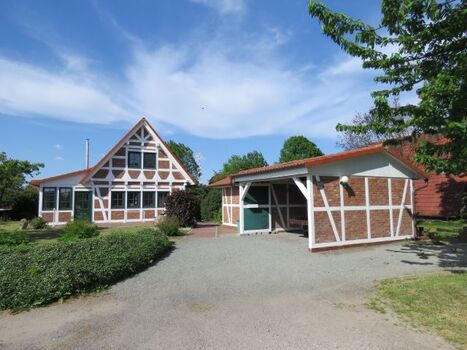 Zufahr von Süden mit Carport