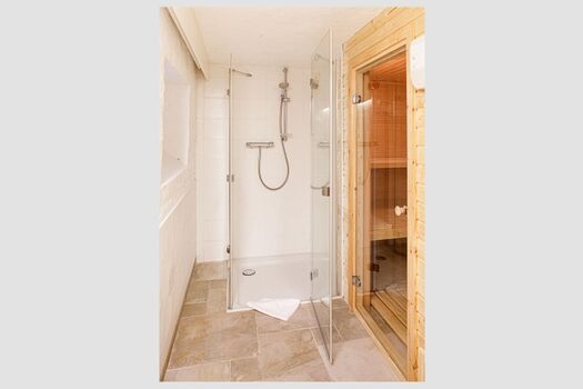 Sauna und Dusche im Souterrain