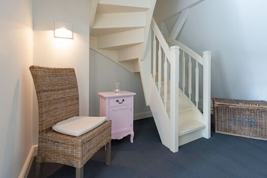 Flur 1 OG und Treppe ins 2 OG