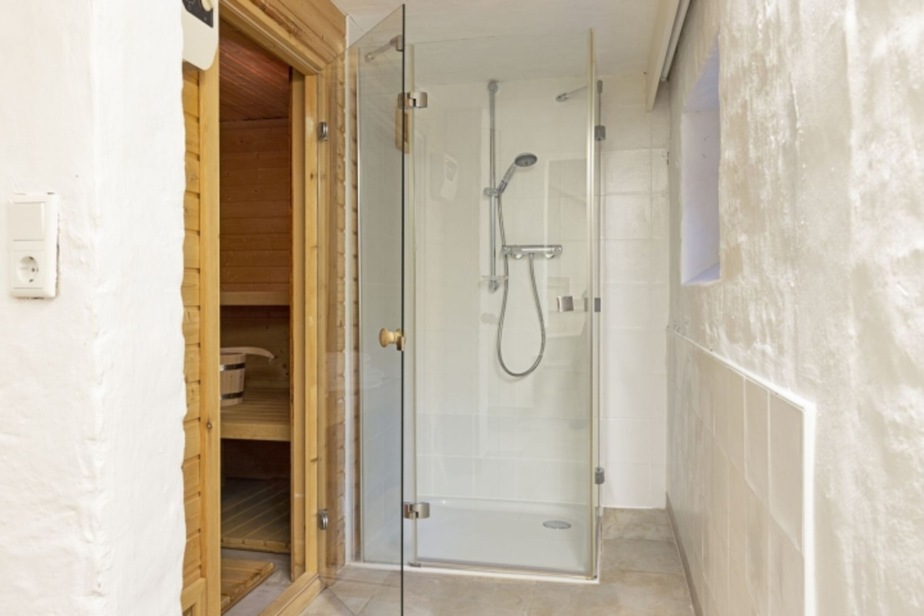 Sauna und Dusche im Souterrain