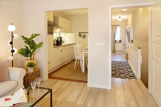 Wohnbereich, Küche und Eingangsbereich