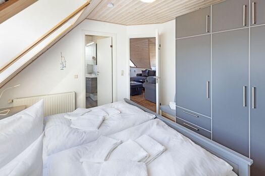 Schlafzimmer eins im OG mit Bad en Suite