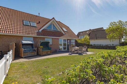 Terrasse und Garten mit Blick auf die Dünenlandschaft