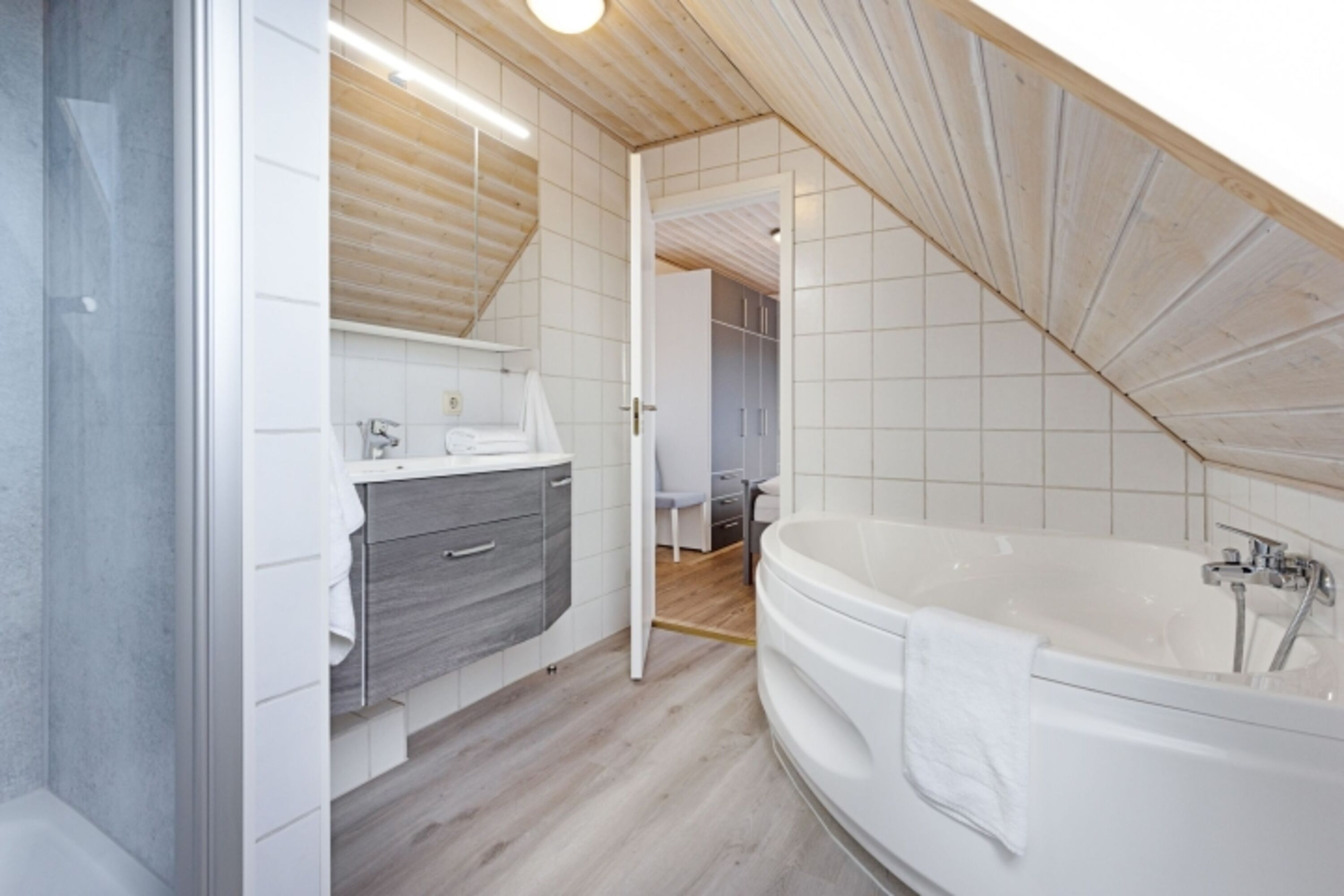 Badezimmer eins im OG (Bad en Suite)