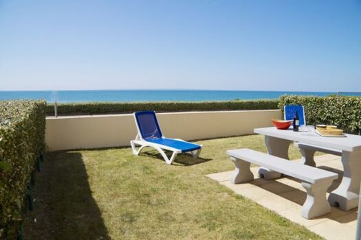 Blick von der Terrasse aufs Meer