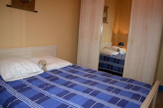 Schlafzimmer mit Doppelbett