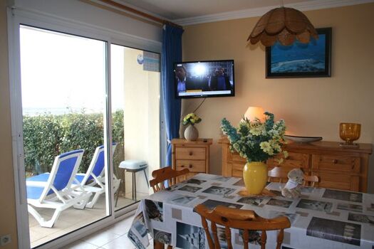 geschmackvoll eingerichteter Wohn-Essbereich