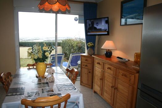 das Wohnzimmer mit Blick aufs Meer