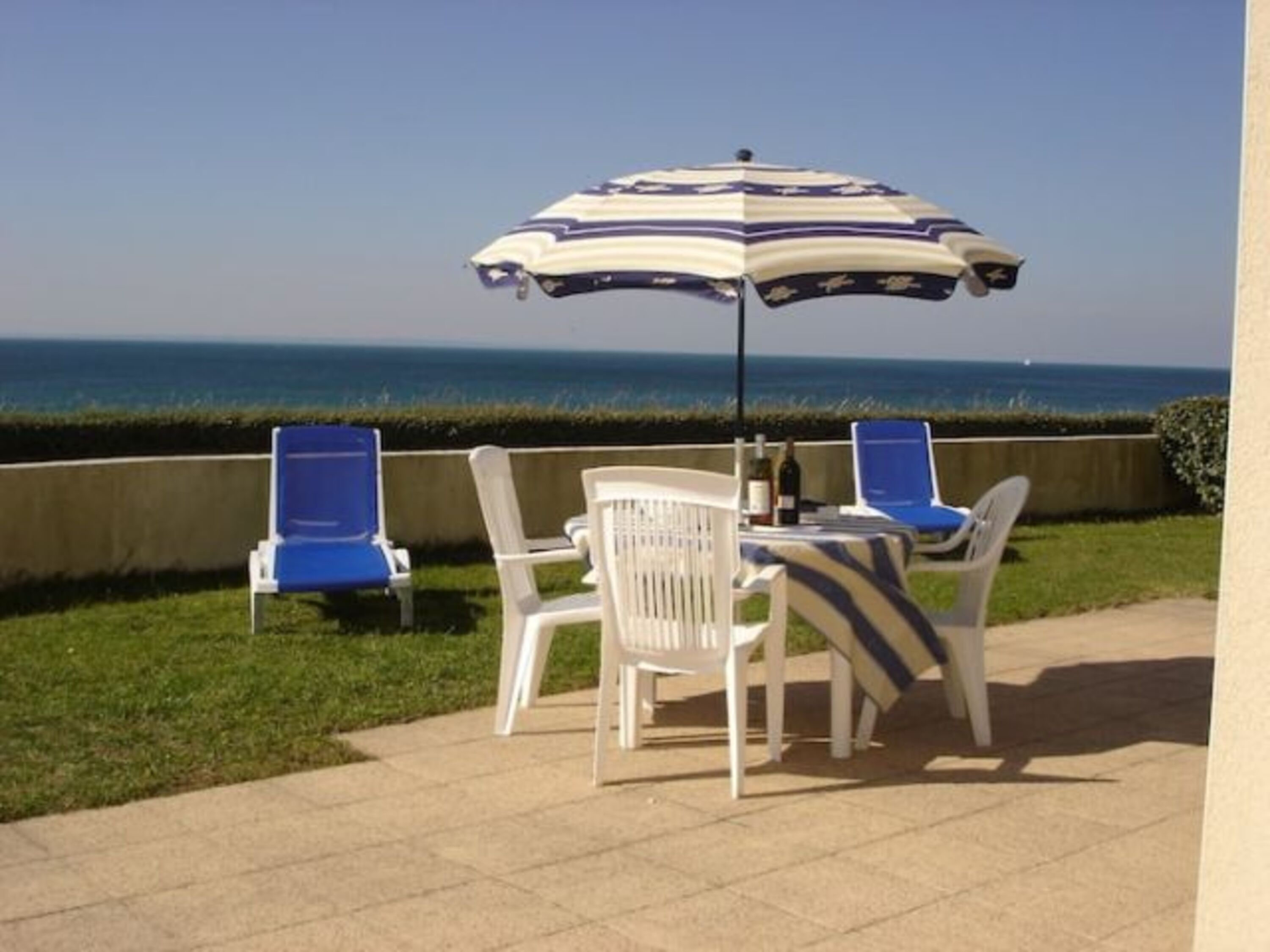 der Blick aufs Meer von der Terrasse